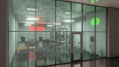 Противопожарная перегородка Flame-45: стеклянная перегородка и дверь в тренажерном зале