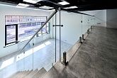 Стеклянное ограждение лестницы и антресоли с поручнем из нержавейки