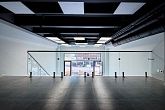 Стеклянное ограждение по периметру антресоли в офисном помещении