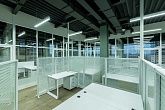 Стеклянные перегородки Open Space с матовыми полосами в офисе — превью 6x29