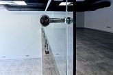 Точечное крепление стеклянного ограждения на дистанционных держателях